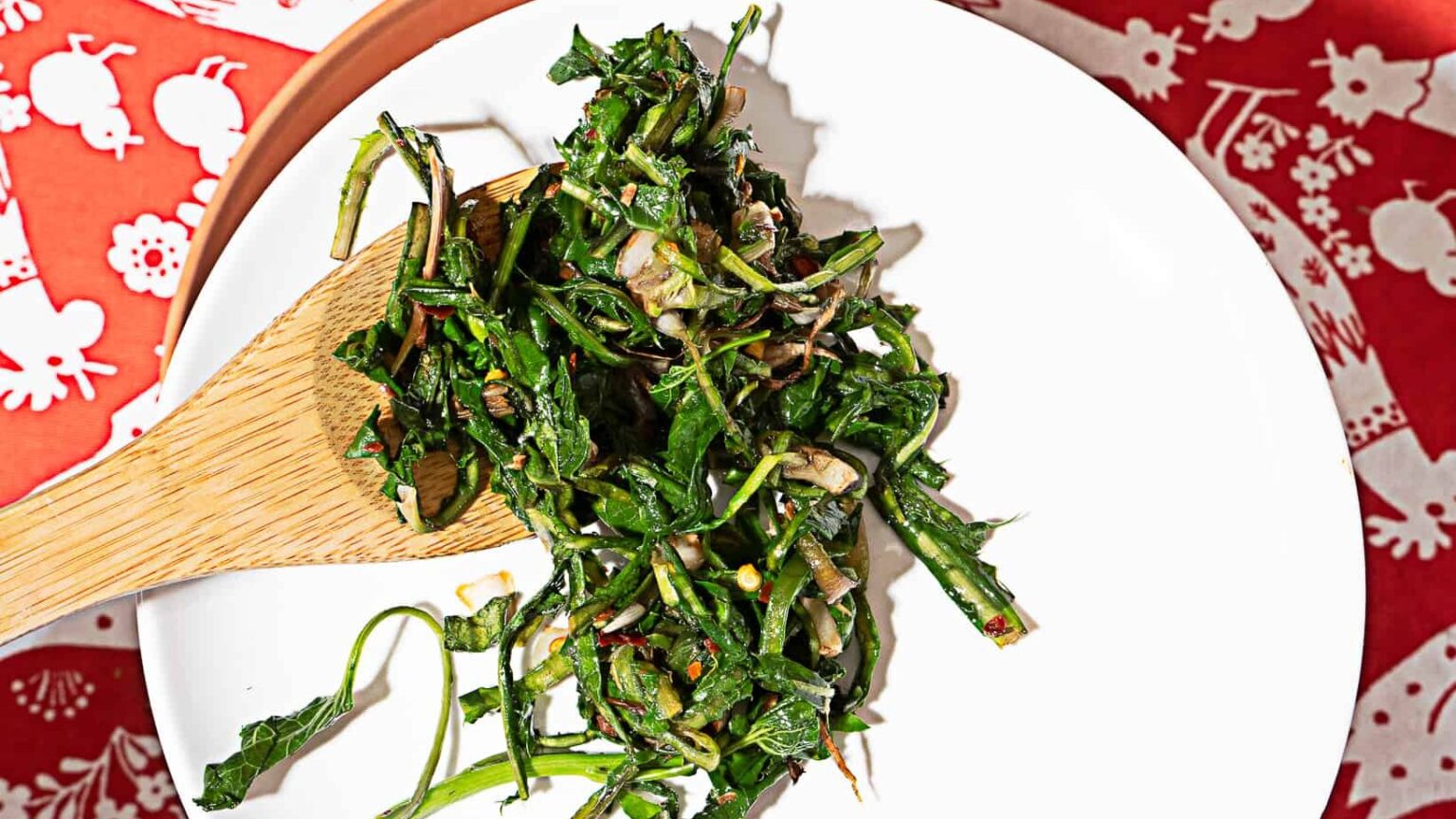 Wild Kitchen Foraging Guide to Foraging for Edible Wild Plants » Slow Living Kitchen